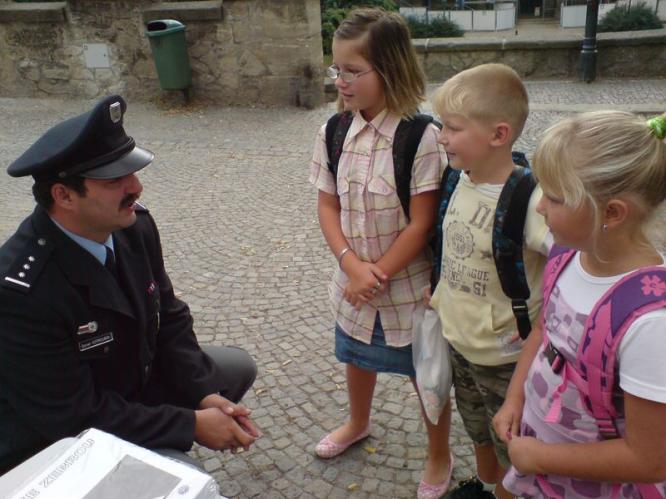policisté se dětí ptají a zároveň radí