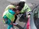 Děti společně s policistou kontrolovaly technický stav vozidla