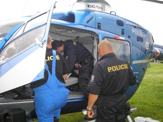 Osádku vrtulníku doplnili místní policisté