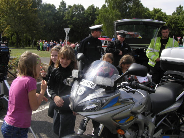 Policejní motorka byla stále v obležení dětí