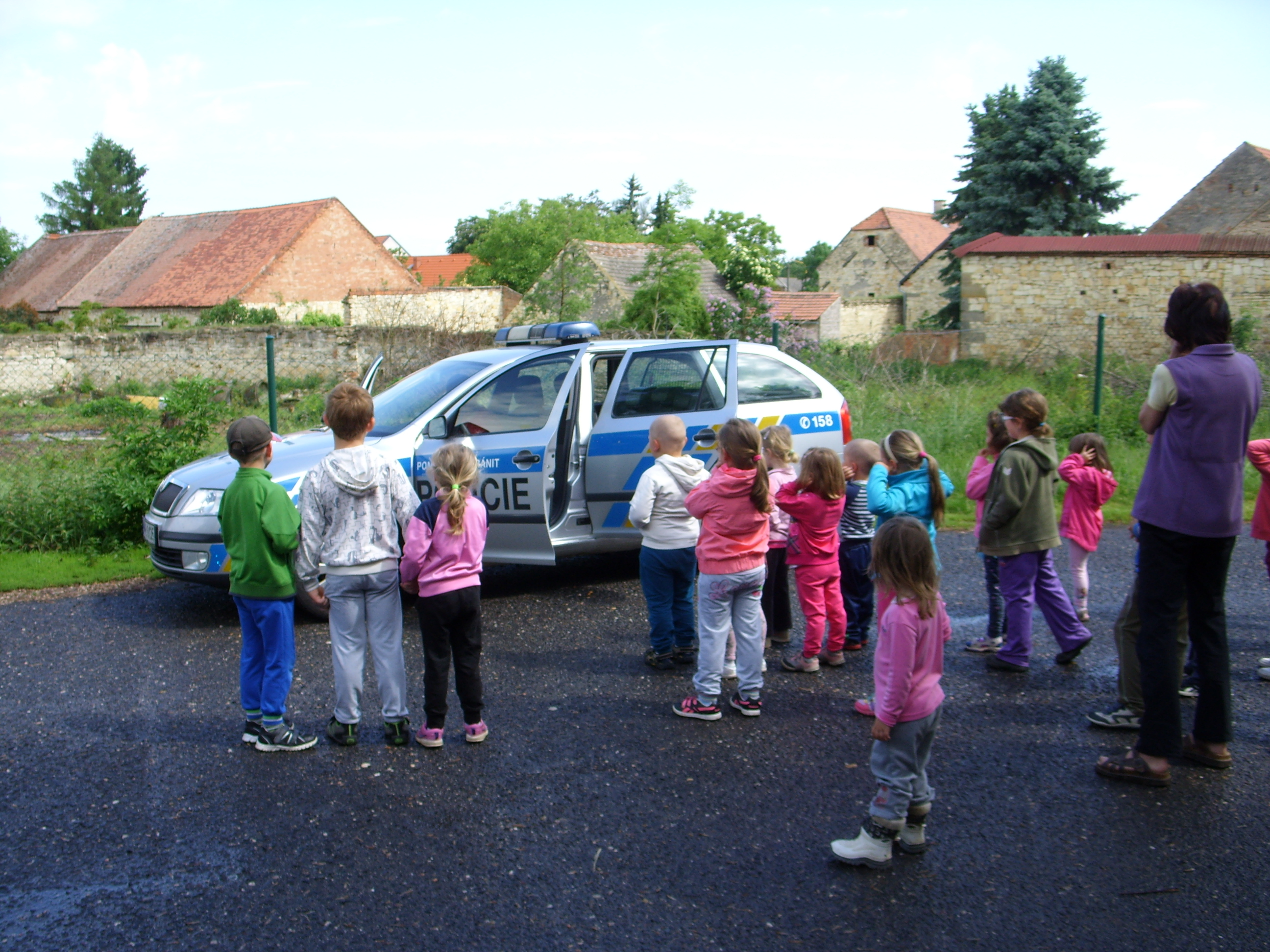 Policisté za dětmi