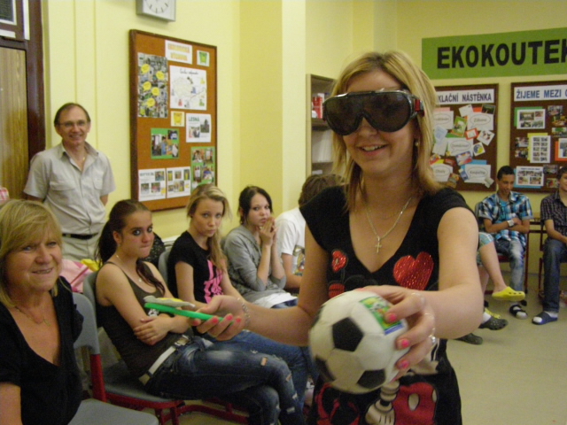 Žáci za použití speciálních brýlí plnili různé úkoly